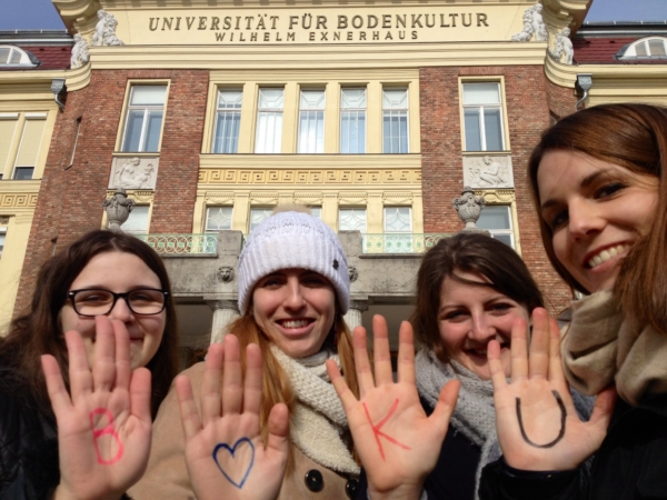 Photo of students in front of BOKU building with BOKU letters on their hands