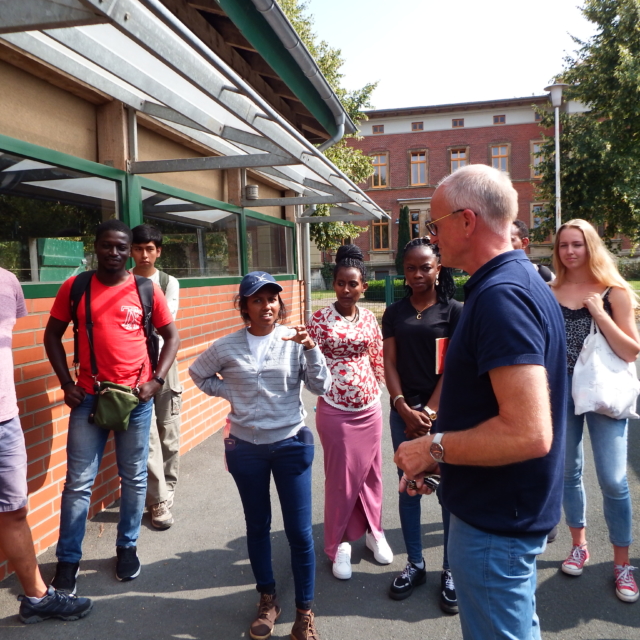 Students asking questions at Ruthe research farm